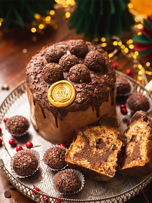 Chef preparando panetones com clima de Natal
